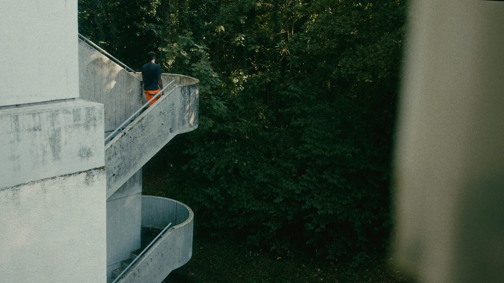 Eine Person steigt eine äussere Wendeltreppe hinauf.