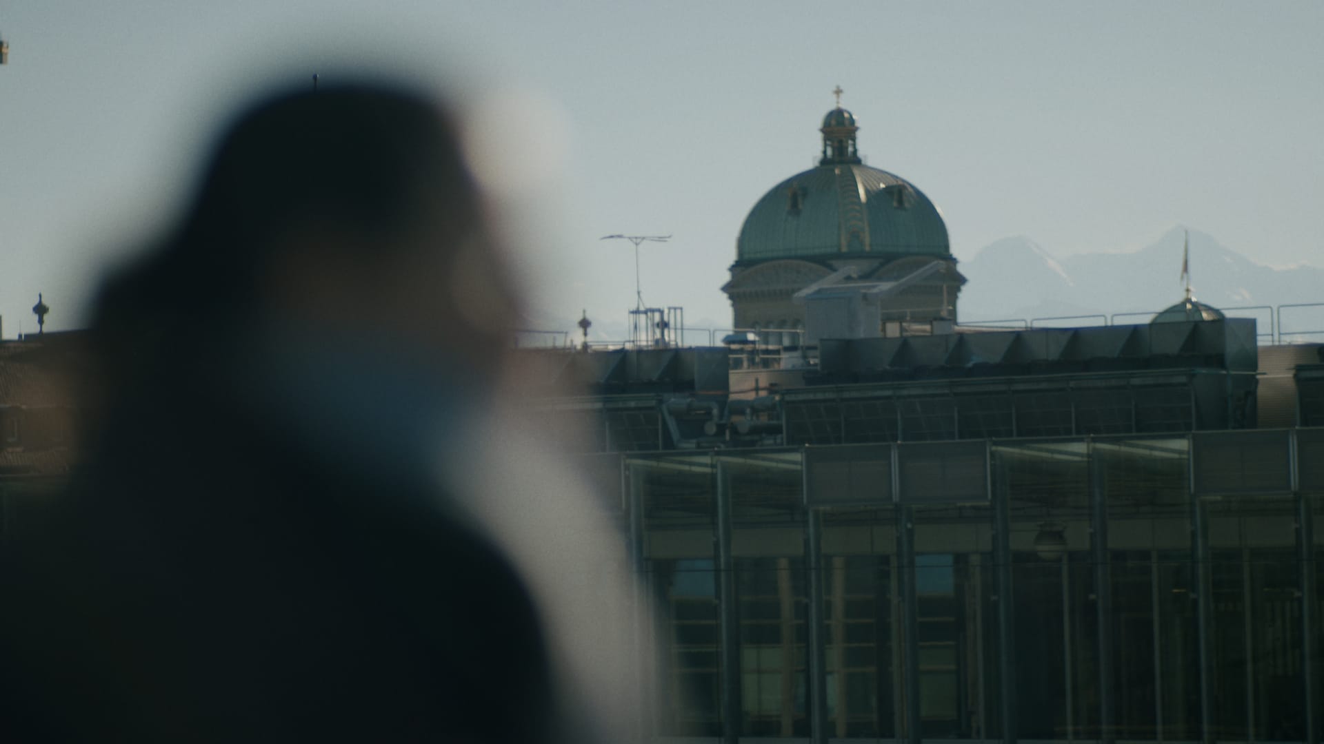 Eine unscharfe Person vor dem Bundeshaus in Bern.