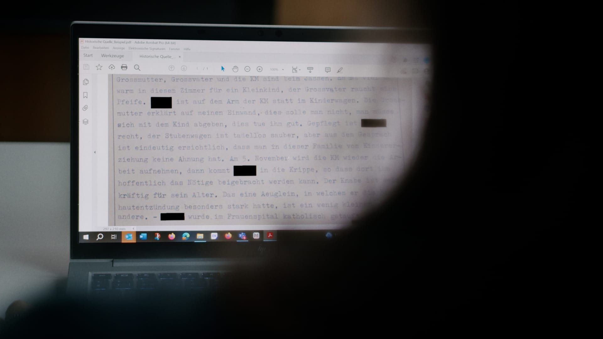 Ein Dokument mit geschwärzten Passagen auf einem Laptopbildschirm.